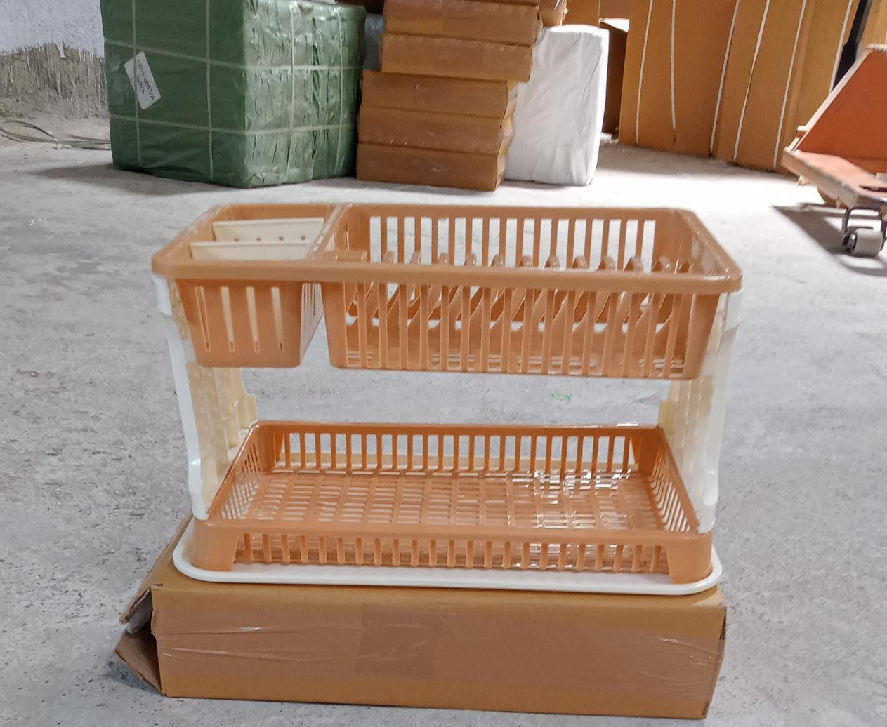 Efficient kitchen dish organizer with drainable tray. Efficient kitchen dish organizer with drainable tray.